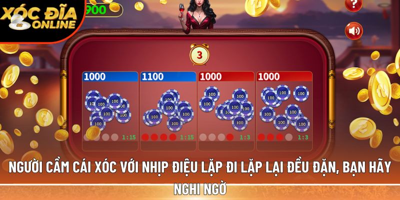 Người cầm cái xóc với nhịp điệu lặp đi lặp lại 